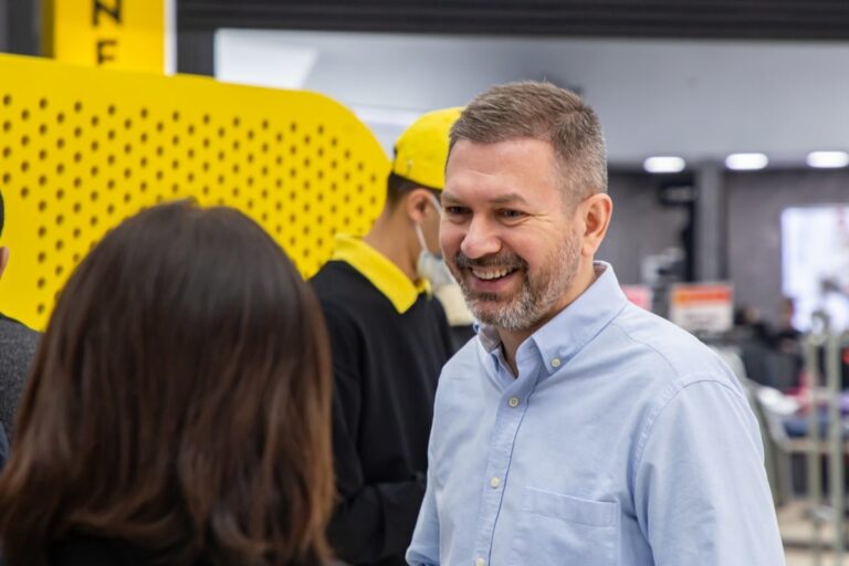 Интерпол ищет главу Humans: Владимира Добрынина обвиняют в проведении азартных играх и отмывании денег