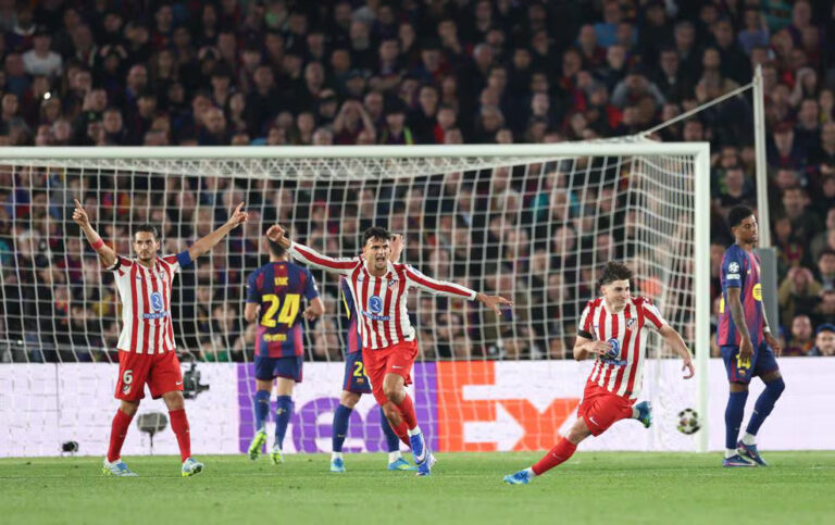 Барселона в меньшинстве проиграла Атлетико и усложнила путь в полуфинал