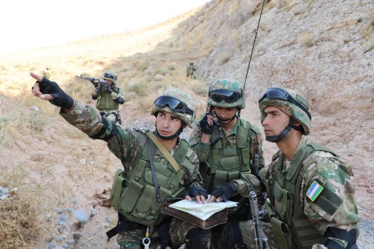 Книги прочитал — электрокар забрал: военных в Узбекистане наградят за чтение