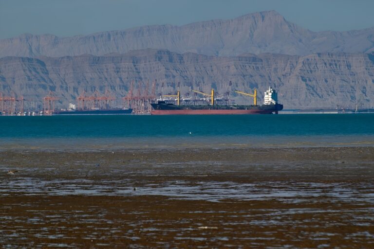 Иран обвинил США в пиратстве после захвата нефтяных танкеров