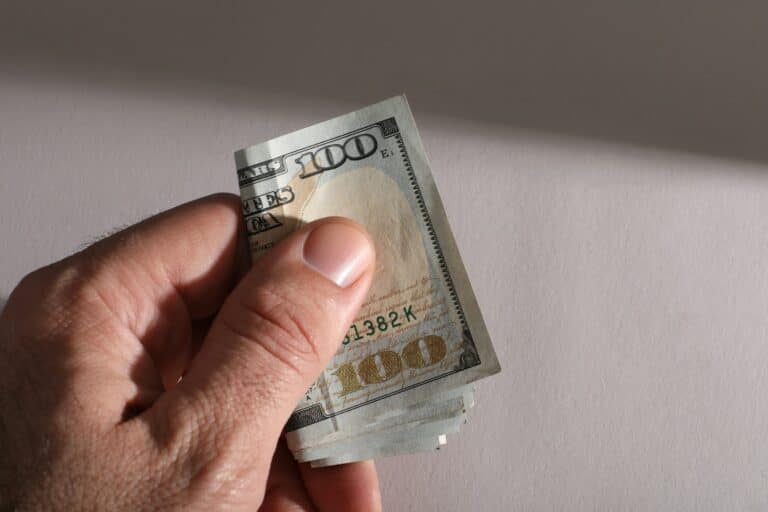 В каком банке Узбекистана выгоднее обменять доллар сегодня, 3 апреля