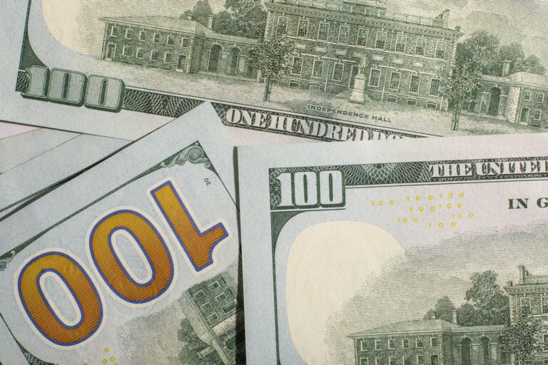 Доллар укрепился к суму: курс валют на 8 апреля