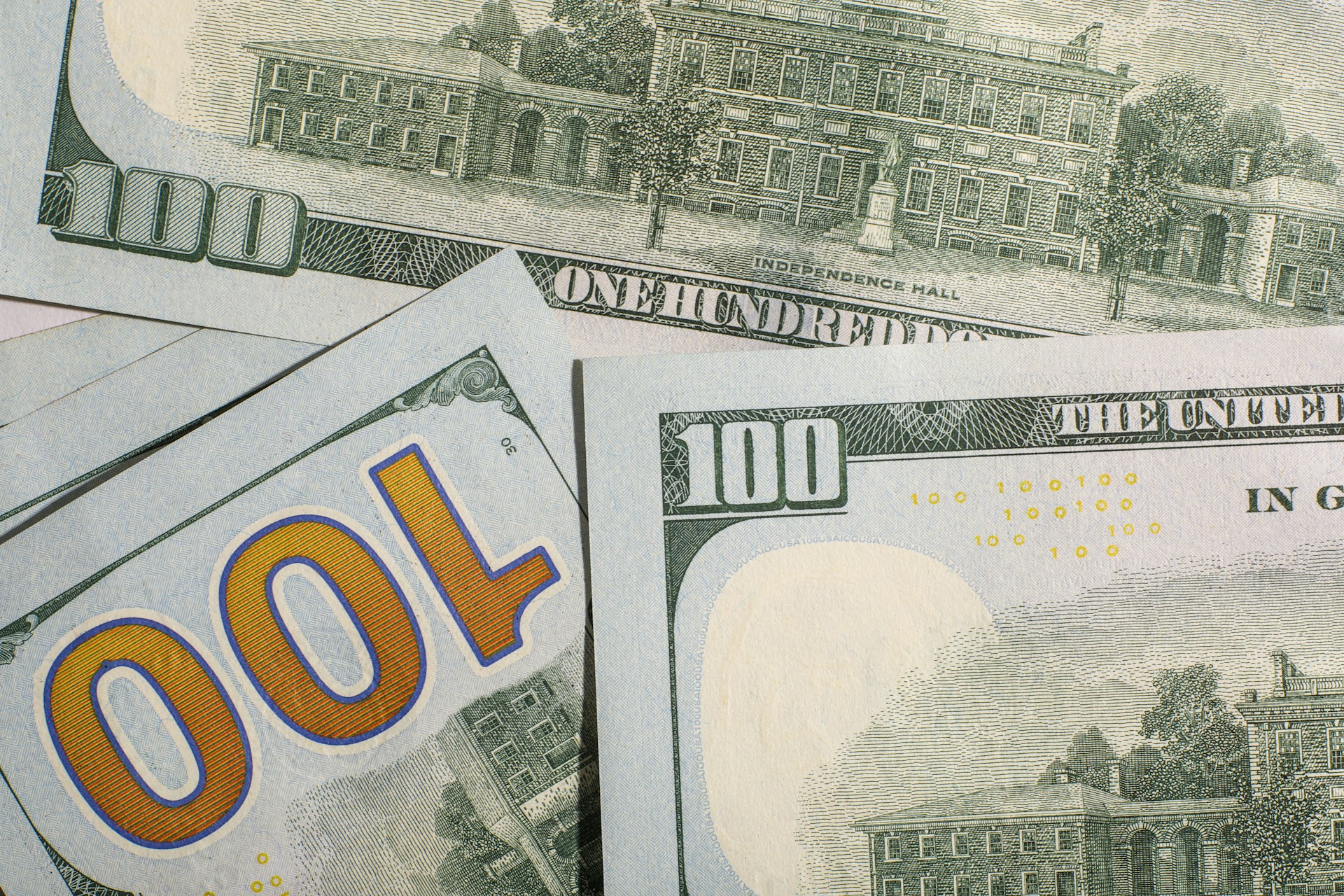 Доллар укрепился к суму: курс валют на 8 апреля