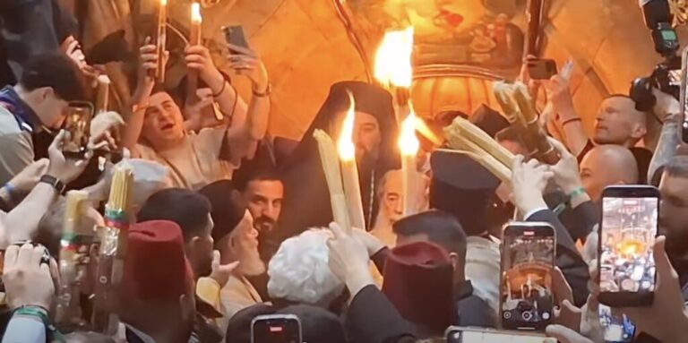 В Храме Гроба Господня сошел Благодатный огонь на фоне усиленных мер безопасности — фото и видео