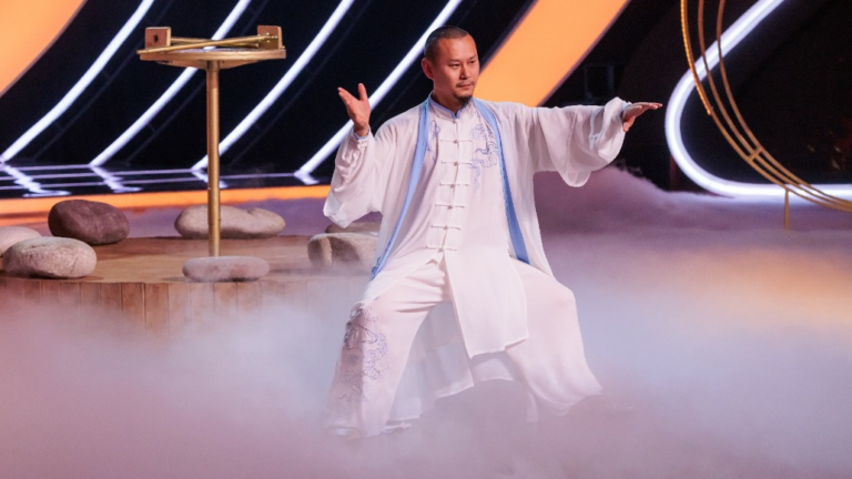 Китайский калиграф и дагестанский мальчик-силач удивили всех в четвертом выпуске «Удивительных людей»