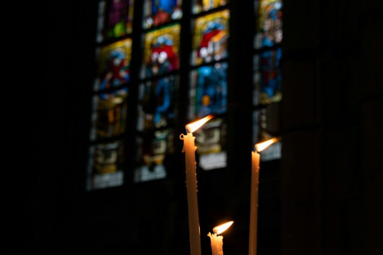 Благодатный огонь доставили из Иерусалима в Ташкент в ночь на Пасху