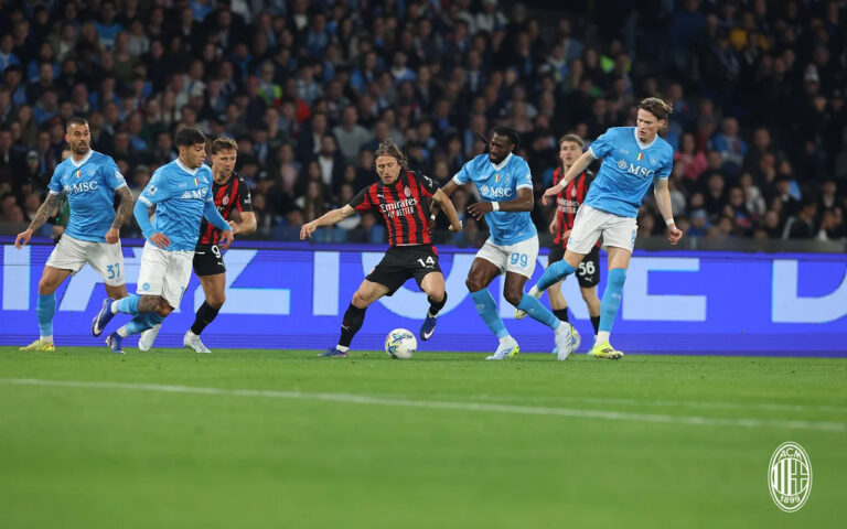 Политано принес Наполи победу над Миланом в концовке