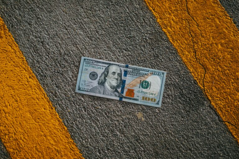 Курс доллара 10 апреля упал до 12 198 сумов — что с евро