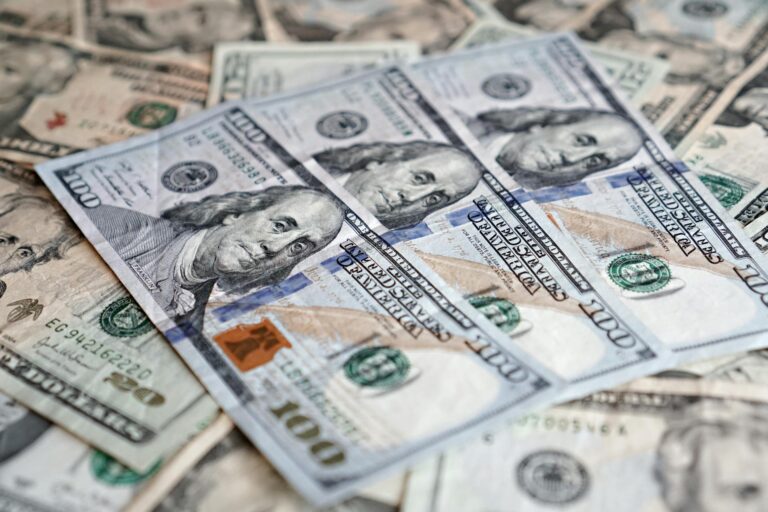 Где выгоднее обменять валюту 13 апреля в банках Узбекистана