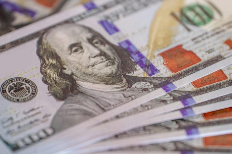 Доллар потерял 32,49 сума — новый курс на 14 апреля