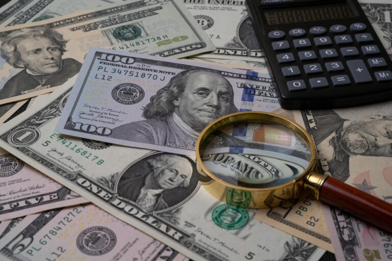 Курс доллара 21 апреля просел до 12 097 сумов