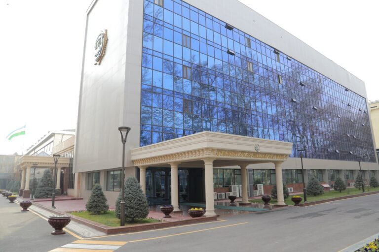 В Ташкенте недовольный приговором мужчина залез на дерево у Верховного суда