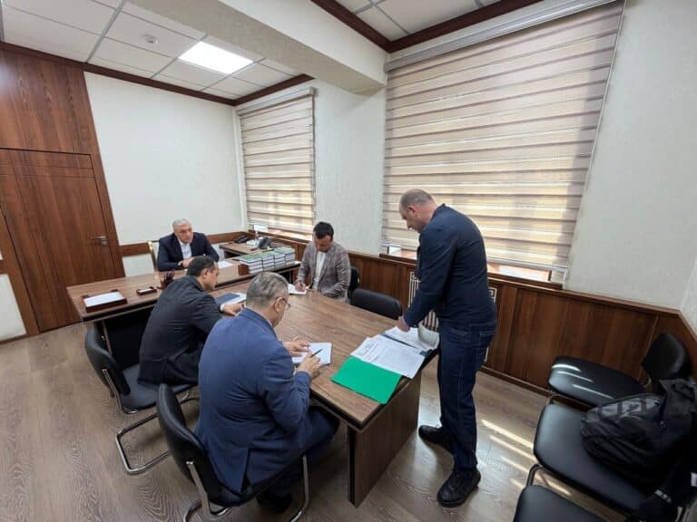 Toshkentda fuqaro sud qaroridan noroziligini noodatiy yo‘l bilan bildirdi