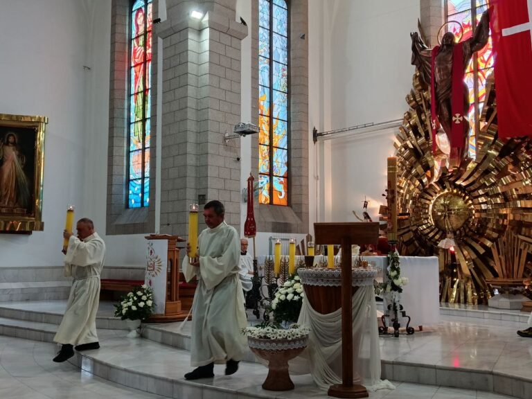 Католики Ташкента отметили Пасху в Соборе Святейшего Сердца Христа — фоторепортаж 