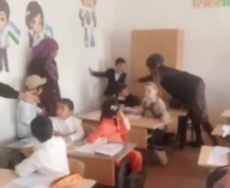 Samarqanddagi maktabda ayol 1-sinf o‘quvchisiga qo‘l ko'tardi