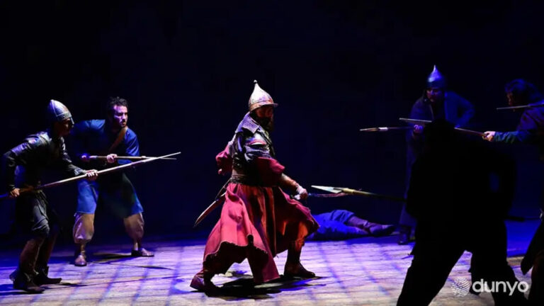 Звезда «Великолепного века» воплотила образ Амира Темура на сцене в Турции