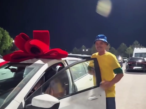 “Neftchi” sodiq muxlisini Onix avtomobili bilan taqdirladi — video