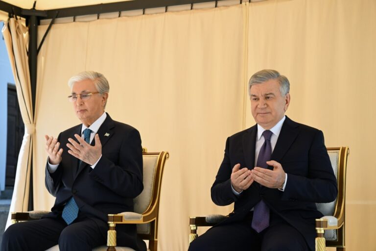 Mirziyoyev va Toqayev Buxoroda Bahouddin Naqshband majmuasini ziyorat qildi