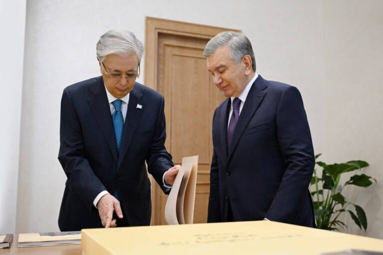 Mirziyoyev va Toqayev Buxoro viloyati hokimligining zamonaviy situatsion markaziga tashrif buyurdi