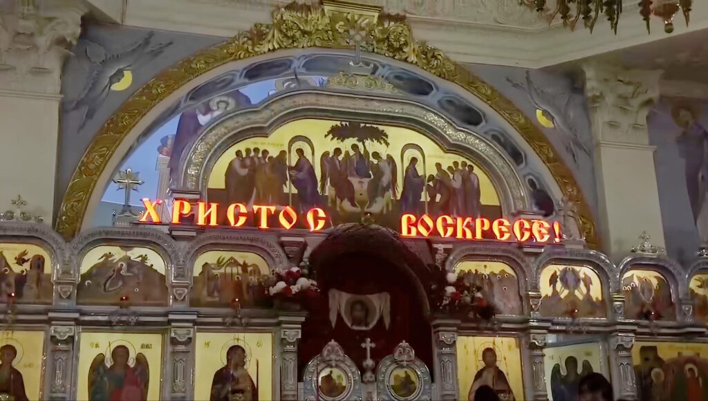 Пасхальная ночь у Успенского собора в Ташкенте собрала тысячи верующих