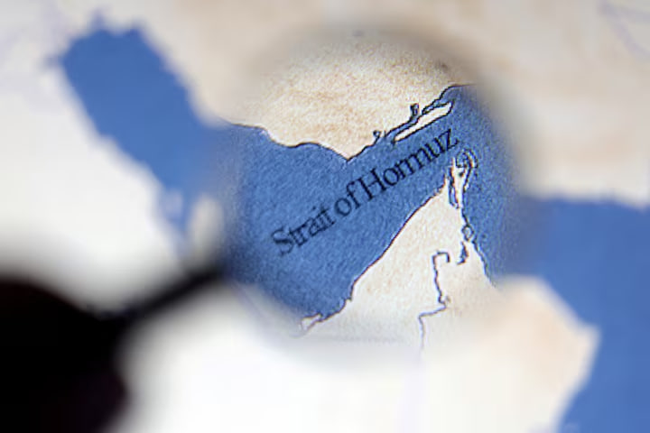 AQSh blokadasiga qaramay, Hormuz bo‘g‘ozida harakat deyarli o‘zgarmadi — Reuters