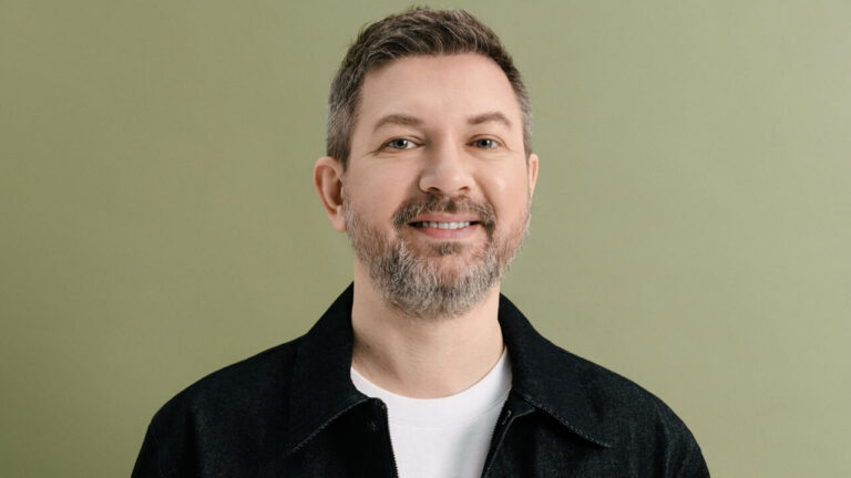 Yana xalqaro qidiruv, bu safar Humans kompaniyasi asoschisi va rahbari