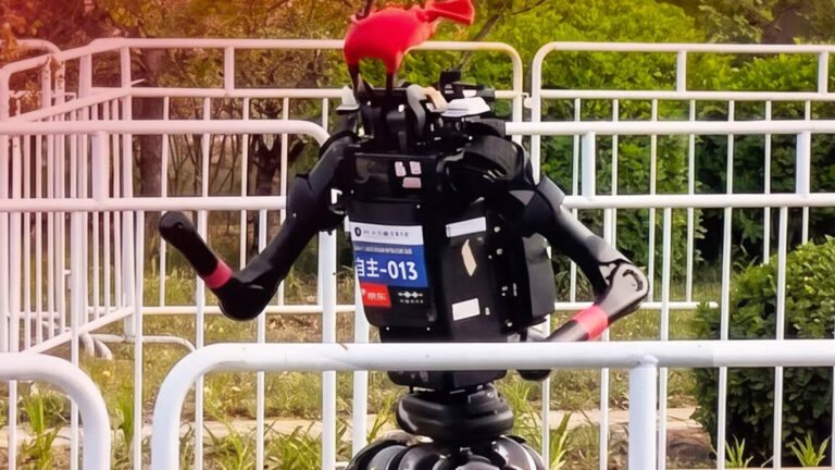 Xitoyda gumanoid robot yugurish bo‘yicha rekord o‘rnatdi