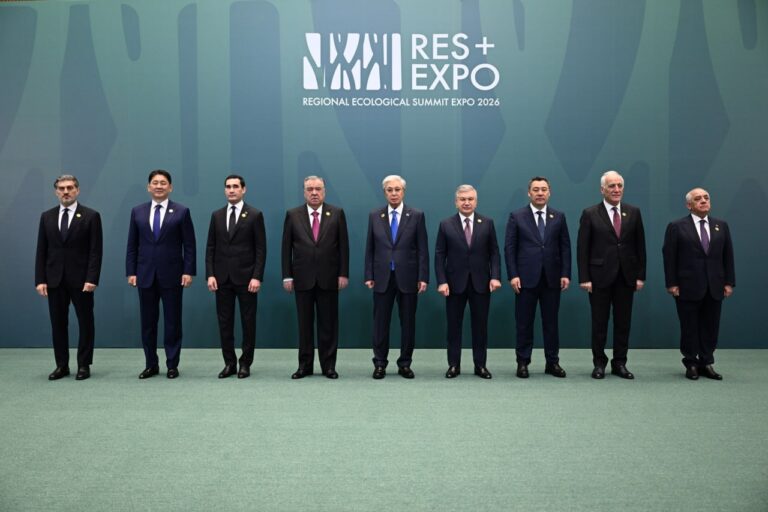 Mirziyoyev Ostona sammitida milliy pavilyonlarni ko‘zdan kechirdi — foto