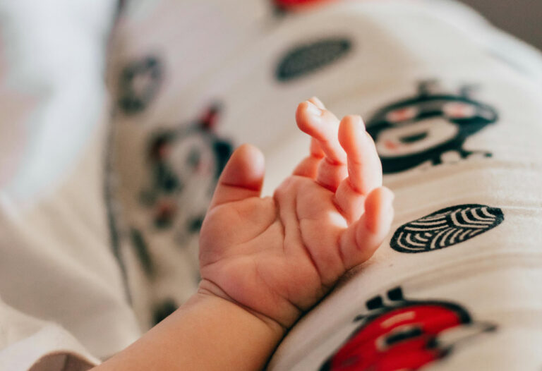 Uch kunlik chaqaloqni 4 ming dollarga sotmoqchi bo‘lgan ayol ushlandi