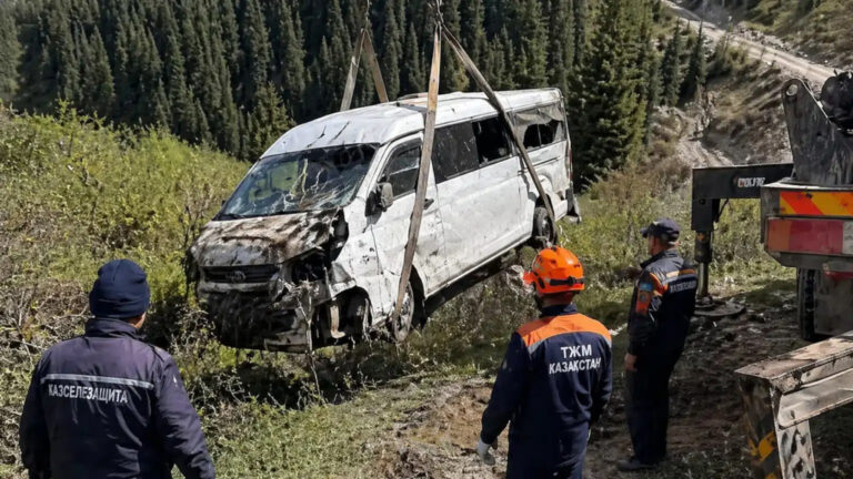 Qozog‘istonda daraga qulagan mikroavtobus olib chiqildi