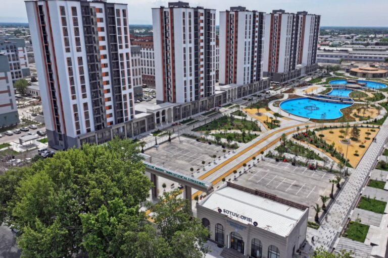 Shavkat Mirziyoyev Qo‘qondagi “Yangi O‘zbekiston” massivi bilan tanishdi