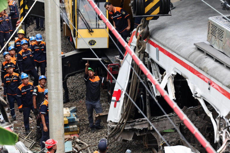 Крушение поездов под Джакартой: 88 пострадавших и 15 погибших