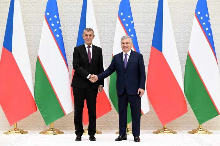 Mirziyoyev Chexiya bosh vazirini rasmiy kutib oldi — foto