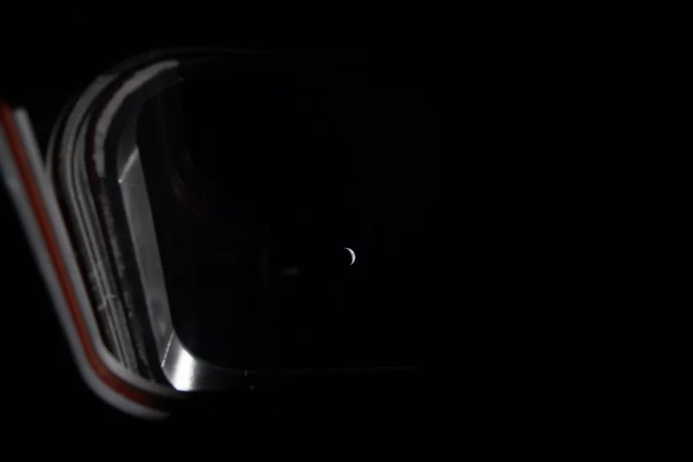 Земля в форме «месяца»: NASA показало редкий снимок с корабля Orion