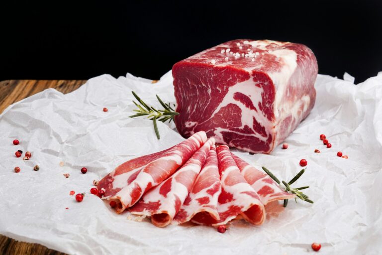 Цены на мясо растут, импорт уже не спасает: что придумало правительство