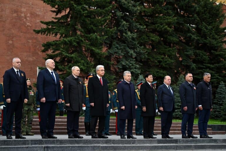Mirziyoyev Moskvada harbiy texnikalarsiz boʻlgan paradda ishtirok etdi — foto