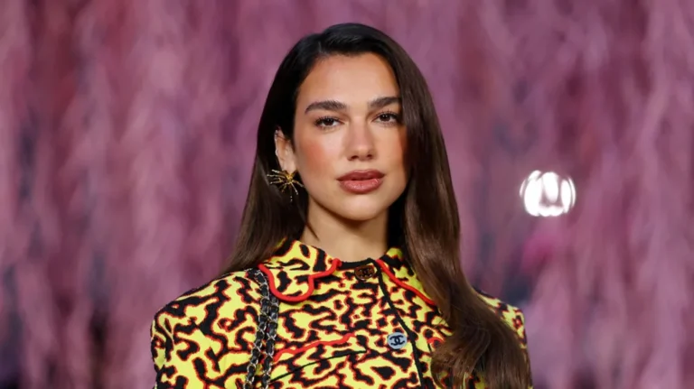 Dua Lipa Samsung kompaniyasini sudga berdi