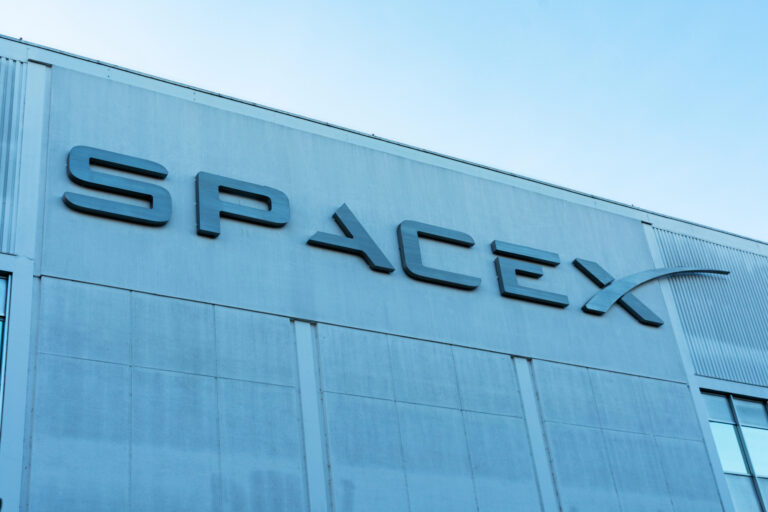 SpaceX kompaniyasi IPO oldidan qariyb 5 mlrd dollar zarar ko‘rganini ma’lum qildi