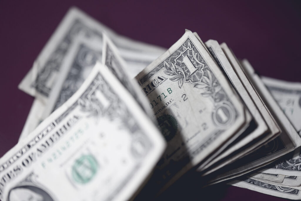 Dollar yana 8 so‘mga oshdi: 13-may uchun valyutalar kursi