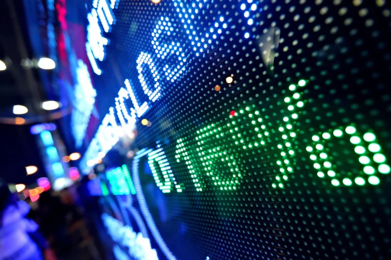 Фондовый рынок: акции АГМК выросли на 15%