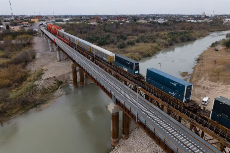 Texasda yuk poyezdi vagonidan 6 kishining jasadi topildi