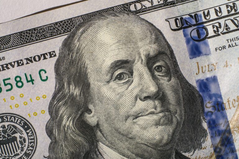 Доллар вырос на 15,13 сума — курс валют на 4 мая