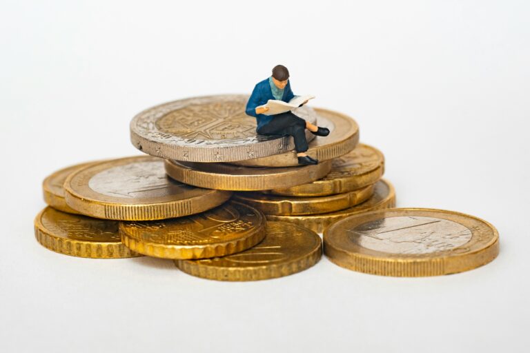 Курс доллара на 14 мая опустился ниже 12 100 сумов