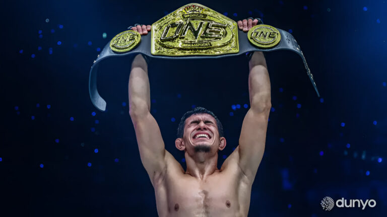Боец Холмирзаев нокаутировал чемпиона и стал чемпионом мира на ONE Samurai 1