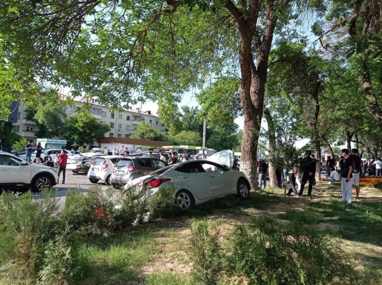 В Ташкенте Equinox на высокой скорости протаранил ряд автомобилей на светофоре — пострадала 21 машина