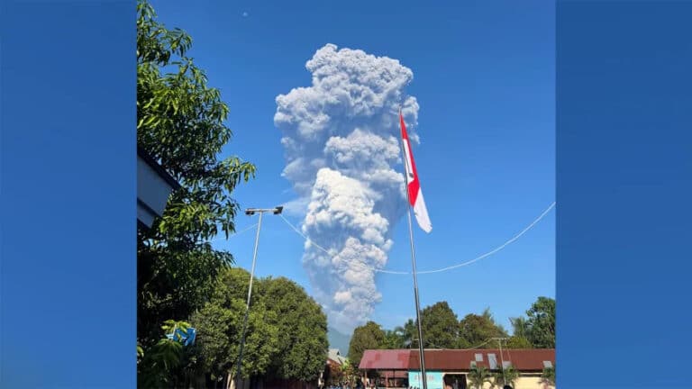 Indoneziyadagi Dukono vulqoni otildi, qurbonlar bor — video