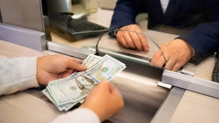 Bankdan hujjatlarsiz olinadigan naqd valuta limiti 500 dollargacha oshiriladi