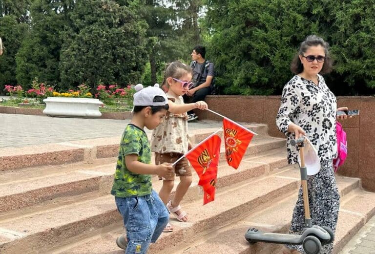 Как узбекистанцы отмечают День памяти и почестей — фоторепортаж