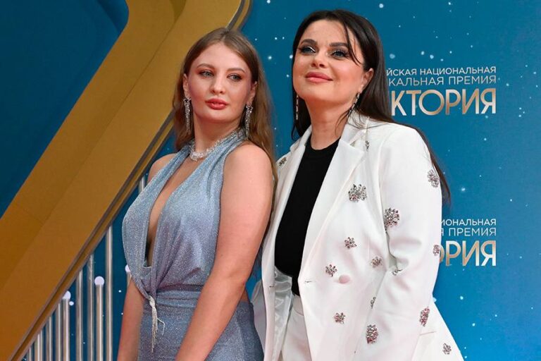 Наташа Королева со снохой сыграет за 