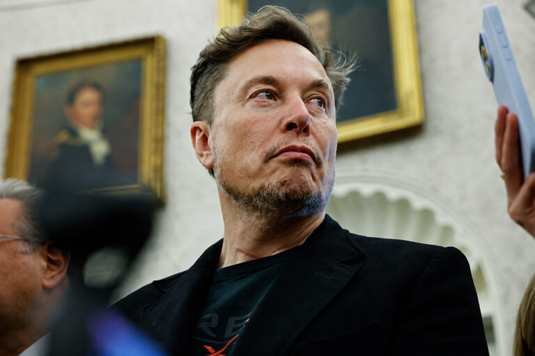 Ilon Mask SpaceX kompaniyasidan qancha maosh oladi